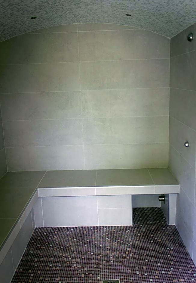 Les Carmes and spa