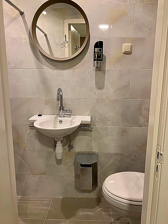 Budget Hotel Damrak Inn