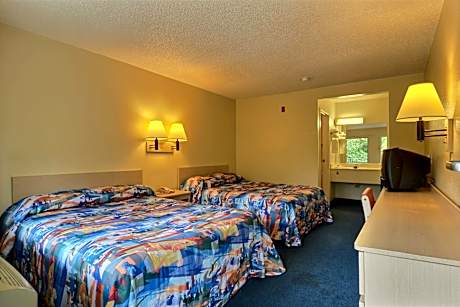 Deluxe Queen Room with Two Queen Beds - Smoking