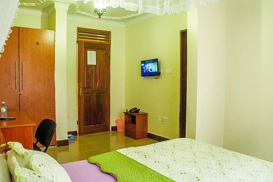 Tropical Suites Hotel