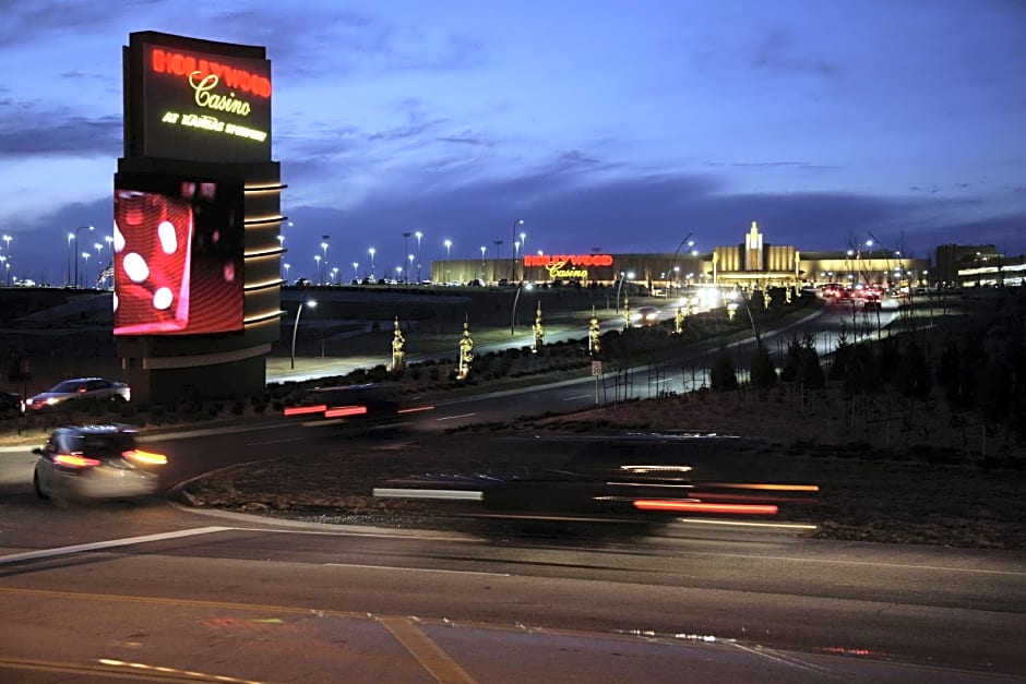 Best Western Premier KC Speedway Inn & Suites