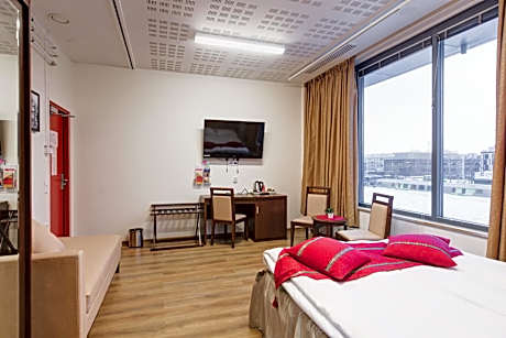 Deluxe Double Room (2 Adults + 1 Child)