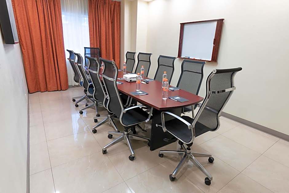 Holiday Inn Express & Suites Guadalajara Aeropuerto By IHG