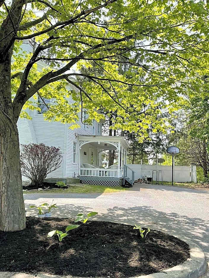 Valcour Inn & Boathouse