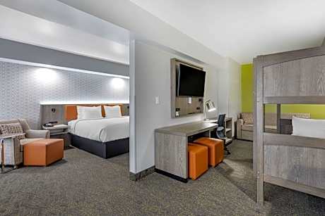 King Suite with Bunk Bed and Balcony - Non-Smoking