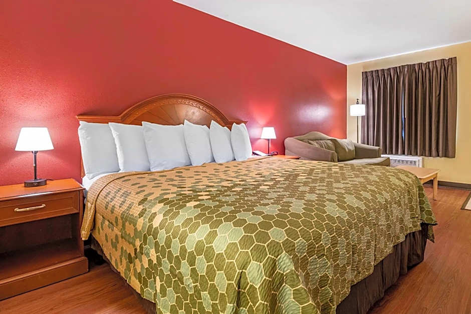 Econo Lodge Inn & Suites Maingate Central