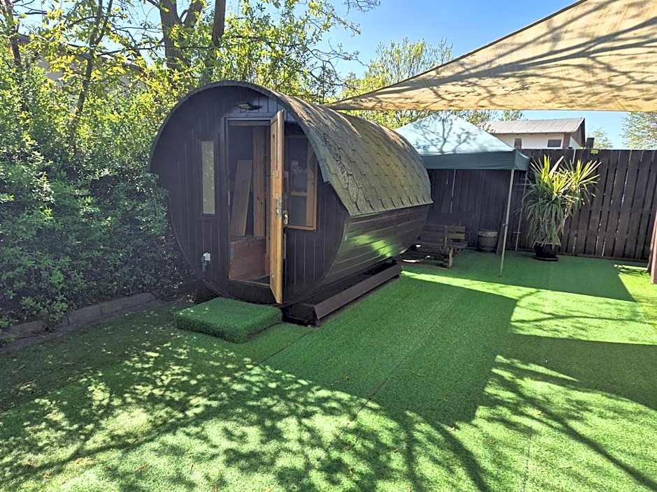 Mini Hotel Übernachten Im Gurkenfass