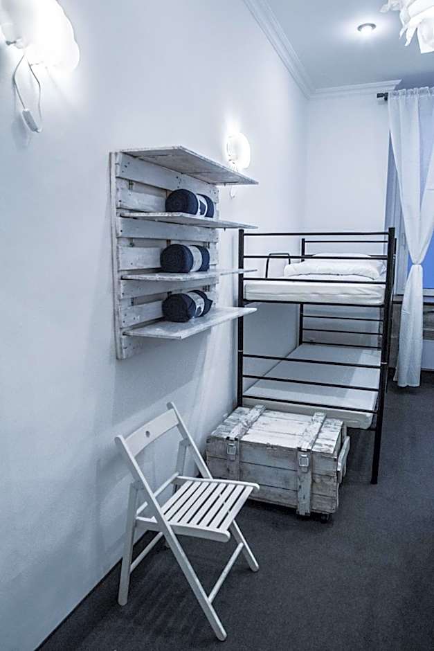 FlyFly Hostel , darmowy parking , rezerwuj przez urządzenia mobilne -10 procent