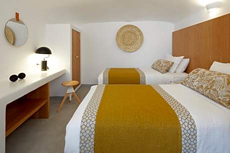 Cave Grand Suite with Outdoor Hot Tub and Caldera View