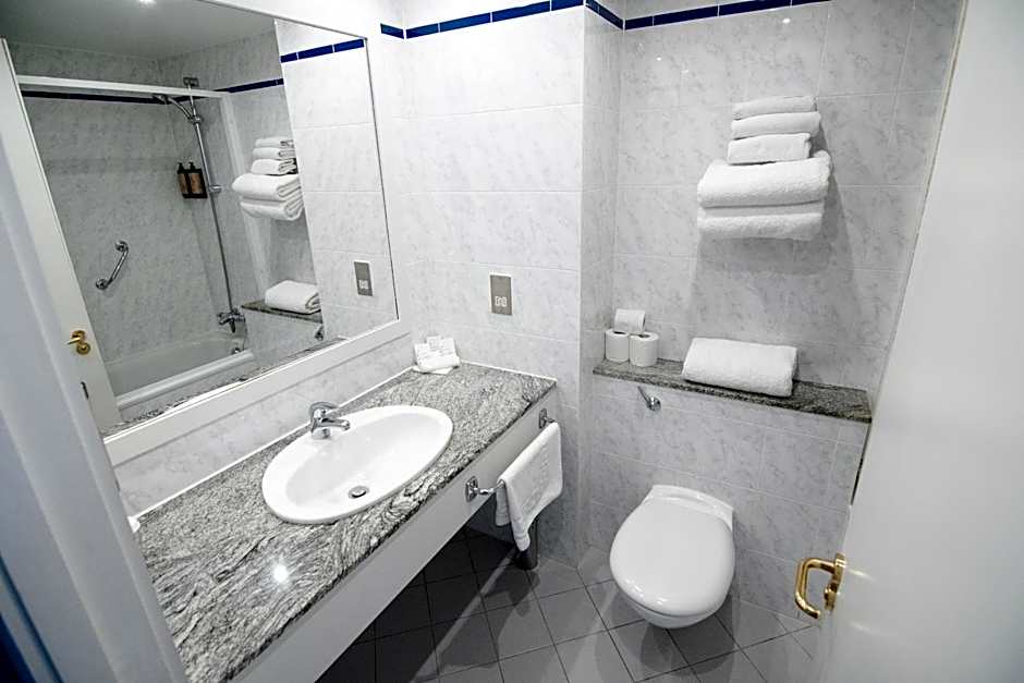 Lakeside Manor Hotel