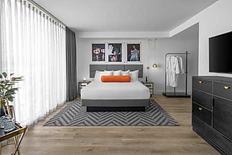 Large King Room with Roll-in Shower - Mobility Accessible