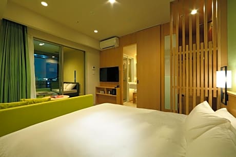 Deluxe King Suite with Spa Bath - Non-Smoking