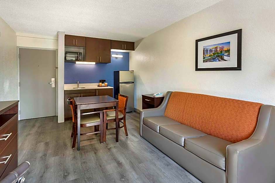 Econo Lodge Inn And Suites Greenville