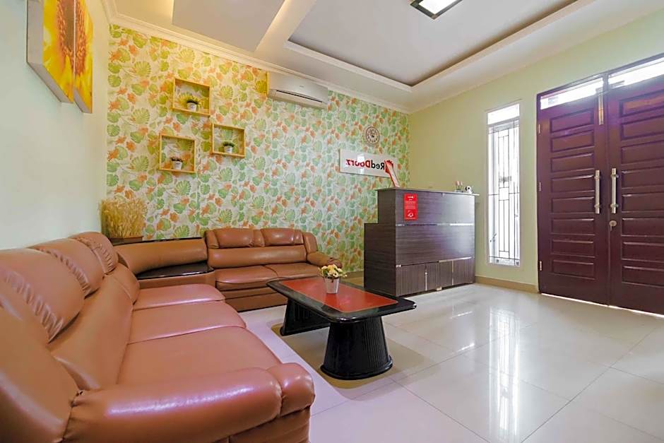 RedDoorz Syariah near Jam Gadang Bukittinggi 2