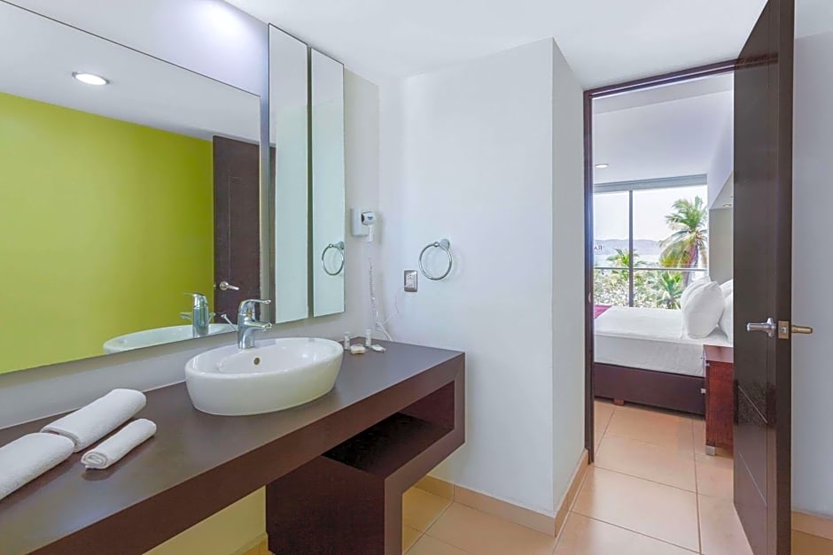 Ramada by Wyndham Acapulco Hotel & Suites