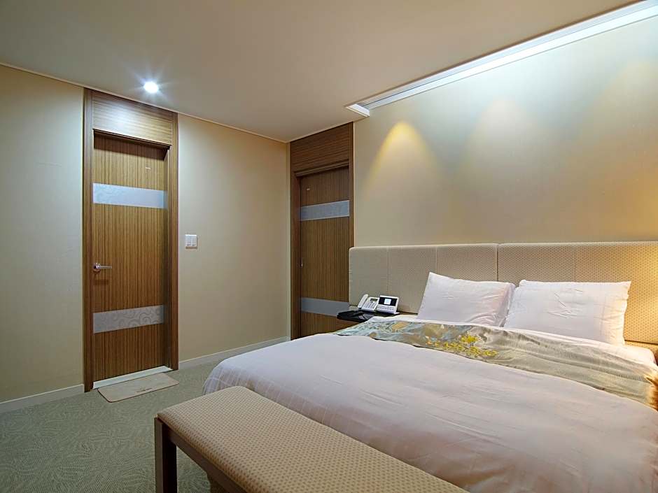 Photo 1 of 2 of Business Suite