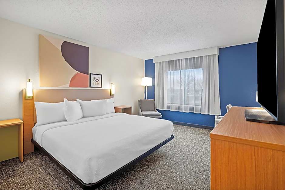 Photo 1 of 3 of 1 King Bed, Hearing Accessible