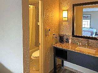 Clarion Pointe Independence - Kansas City