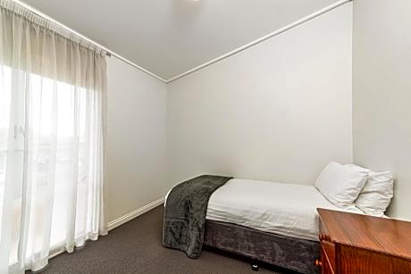 3 Bedroom with Free Wifi and Parking
