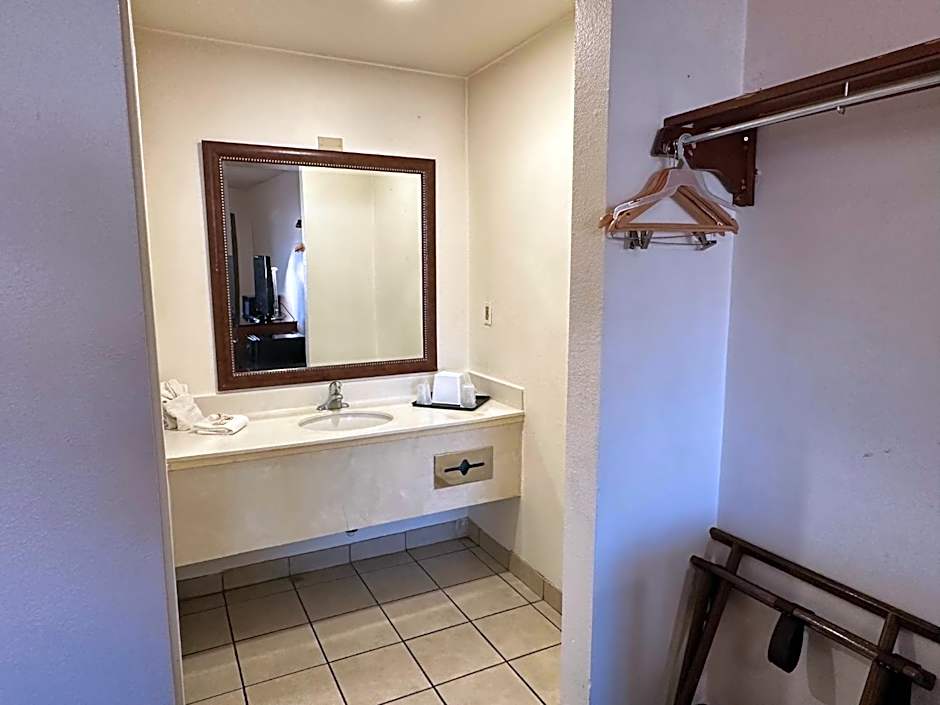 Desert Sands Inn & Suites