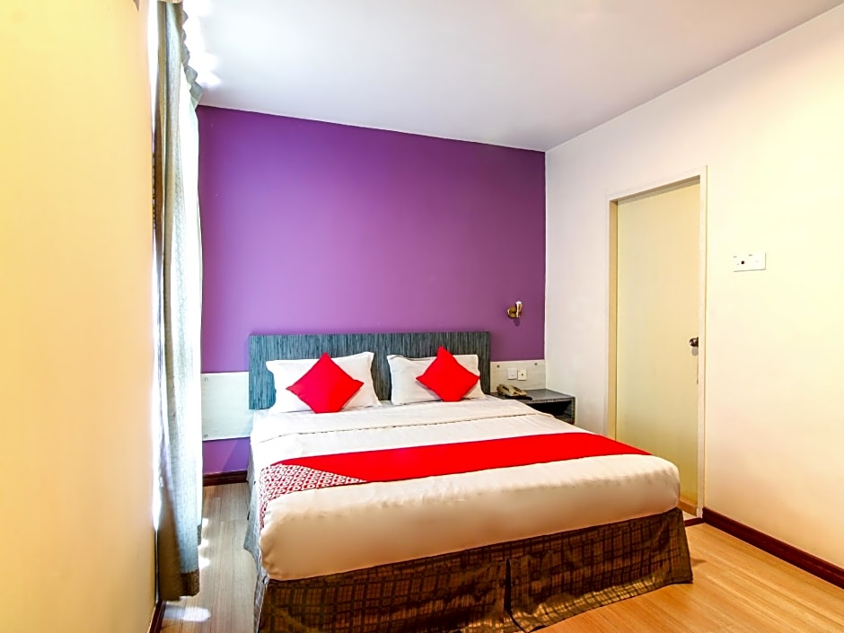 Super OYO 43930 Hotel Esplanade