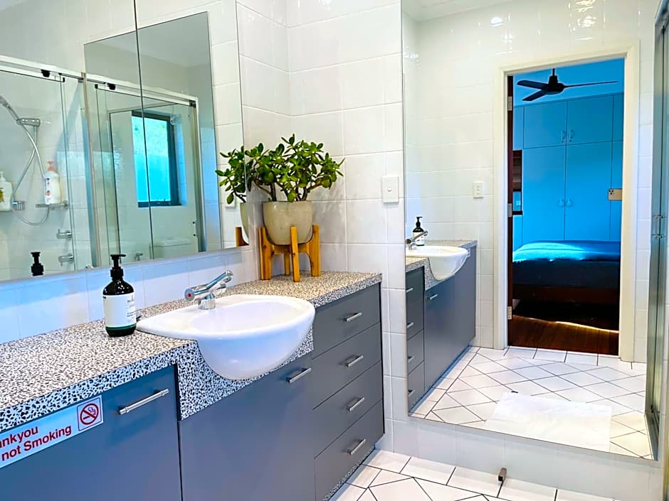 Grape Juice Retreat Rustic romantic gateway 5mins to beaches & town