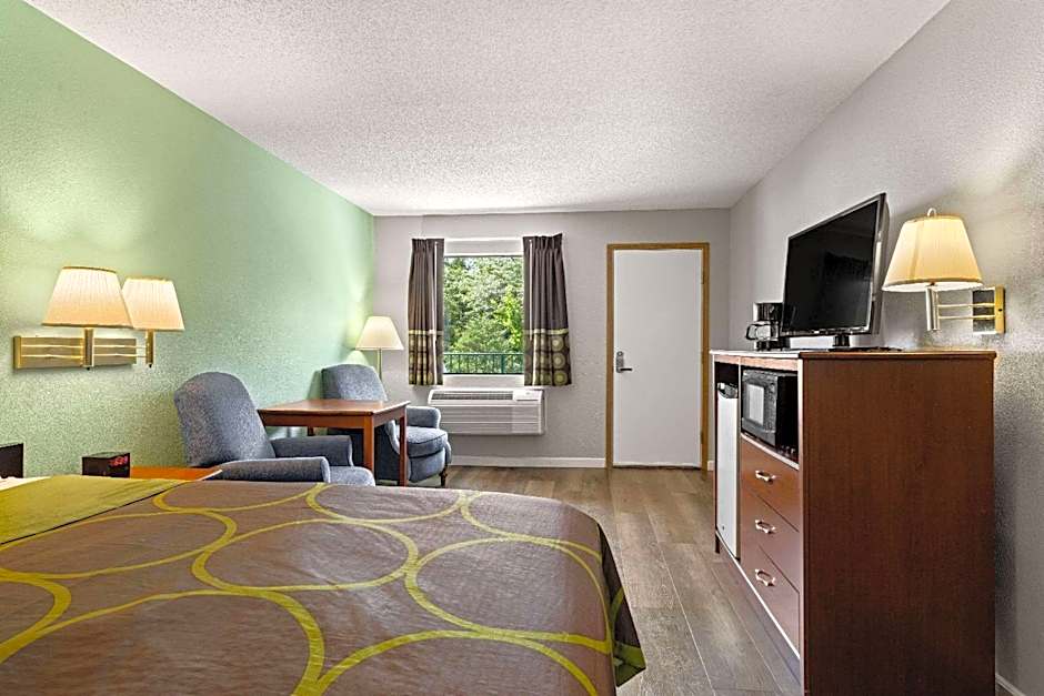 Super 8 by Wyndham Branson / Shepherd of the Hills Exwy