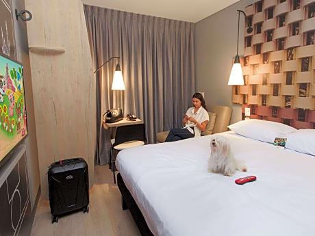 Standard Room With Double Bed And Desk