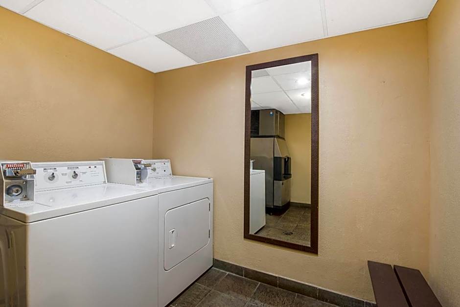 Days Inn by Wyndham Duluth Lakewalk