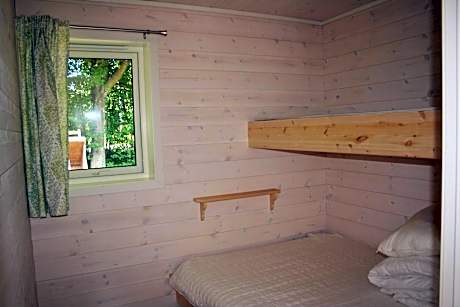 Two-Bedroom Cottage with Kitchenette and Private Bathroom