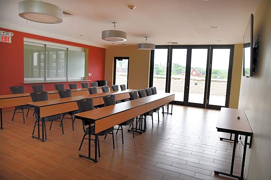 TownePlace Suites by Marriott Lawrence Downtown