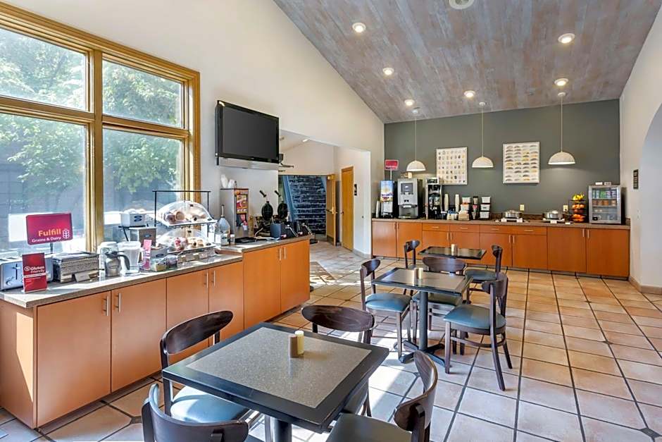 Best Western PLUS Cotton Tree Inn