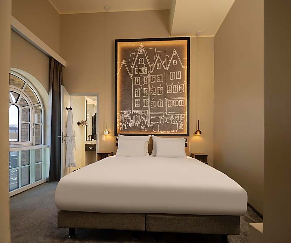 Wasserturm Hotel Cologne, Curio Collection by Hilton