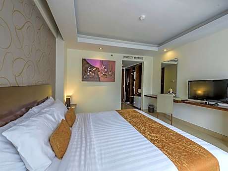 Deluxe Double Room with Pool Access