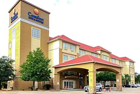 Comfort Inn & Suites Near Six Flags & Medical Center