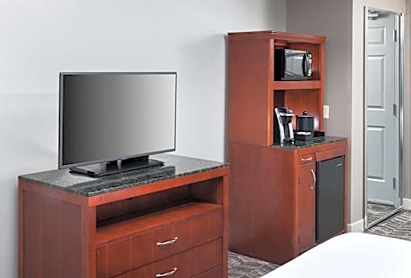 King Room with Roll-In Shower - Mobility Access
