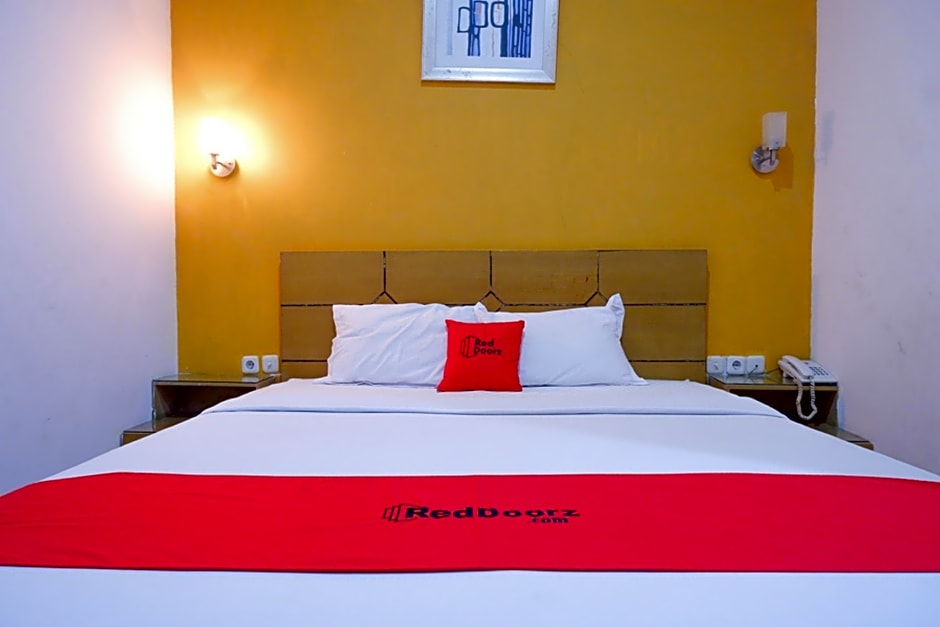 RedDoorz near Monumen Habibi Ainun