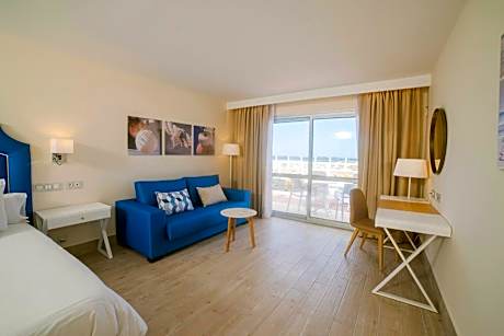 Triple Room with Sea View (2 Adults + 1 Child)