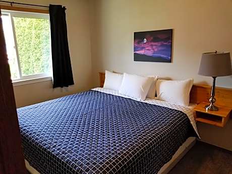 2 King 2 Bedroom Suite with Kitchen