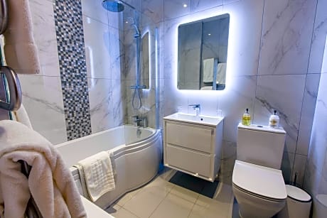 SUITE-1 KING BED,NSMK,TV,COFTMK,SEPSIT,BATSW,WRKSTA