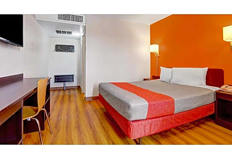 1 King Bed | Non-Smoking