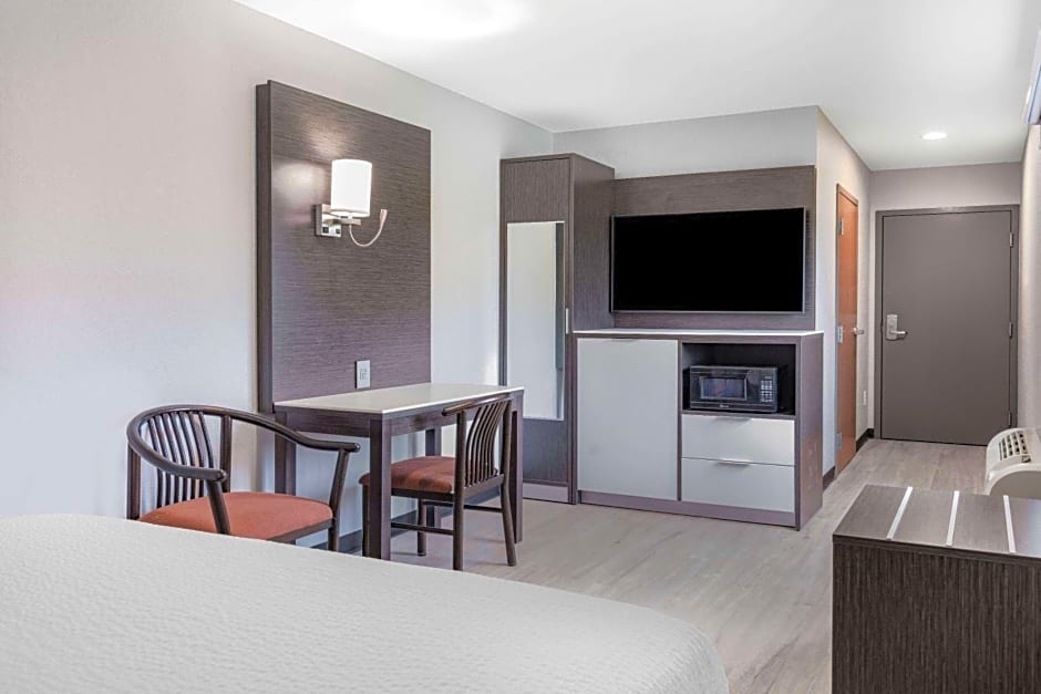 Days Inn & Suites by Wyndham Niagara Falls/Buffalo