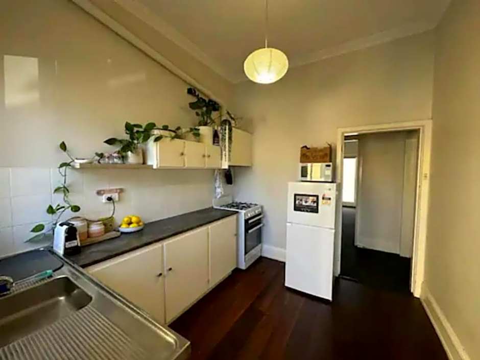Cosy Apt metres from Fremantle Markets and Bathers - Hosted by Canstay