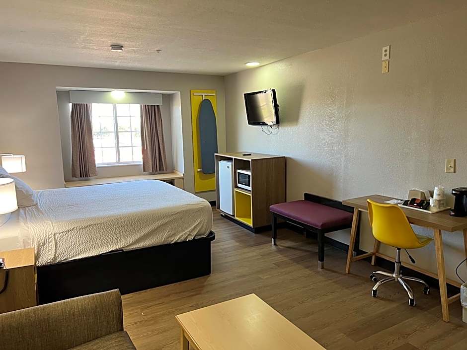 Days Inn & Suites by Wyndham Hutchinson