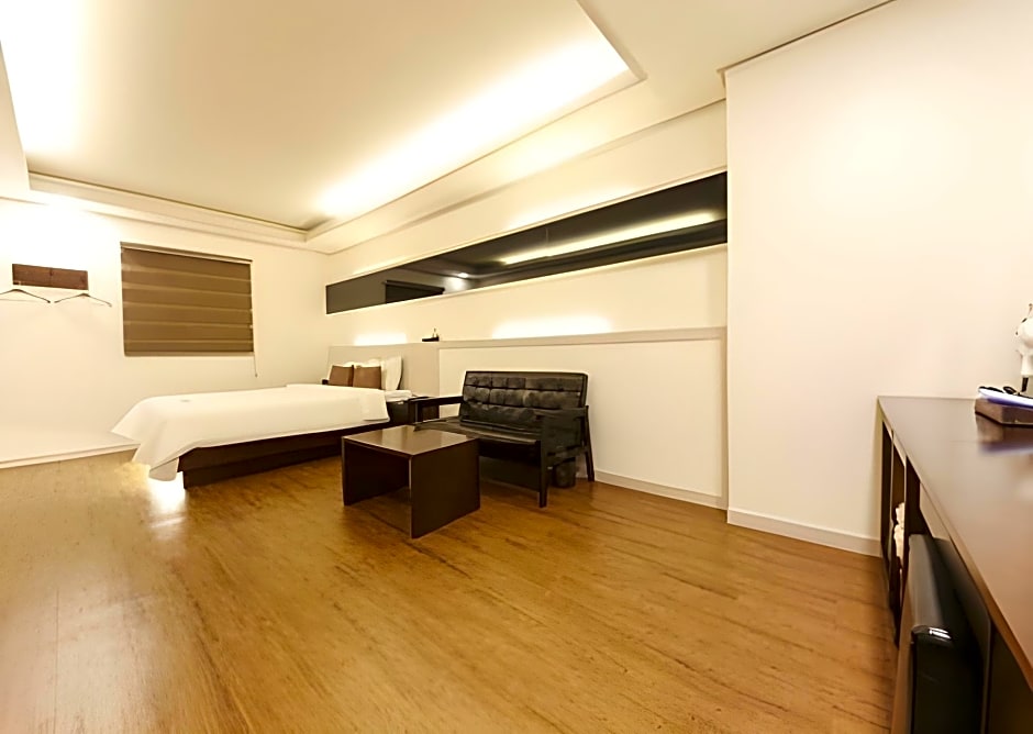 H  Hotel