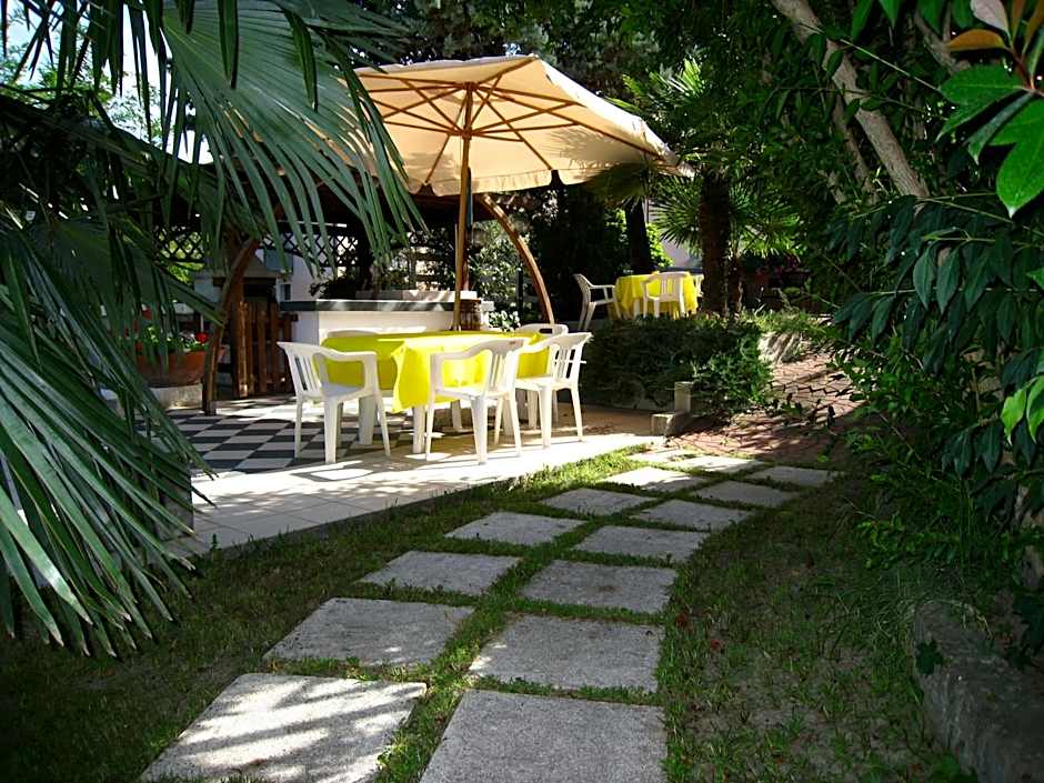 Hotel Boomerang - Check-in & Meals in front at hotel Sporting