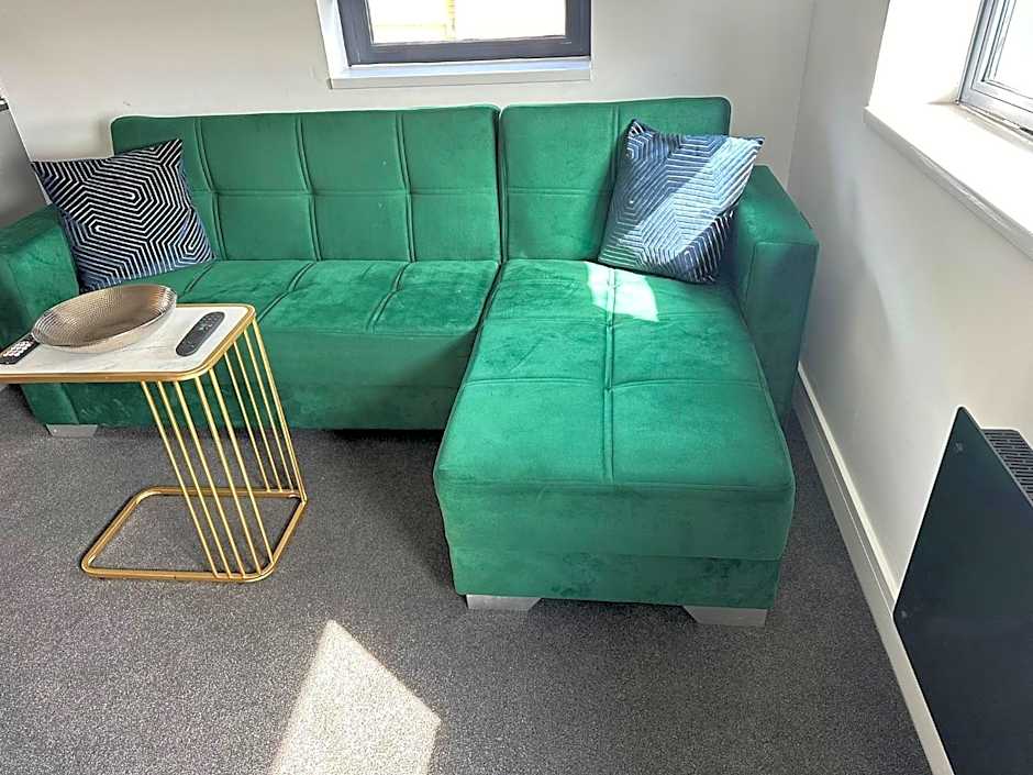 Adam Court Apartments - PE1 - Contractor Friendly - Choice of Studios or 1 Bed Apartments - Free Parking - Sofa Beds - Sky TV - Full Kitchen - Washer Dryer - WiFi