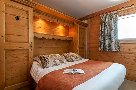 One-Bedroom Apartment with Sleeping Alcove and Balcony (5 People)