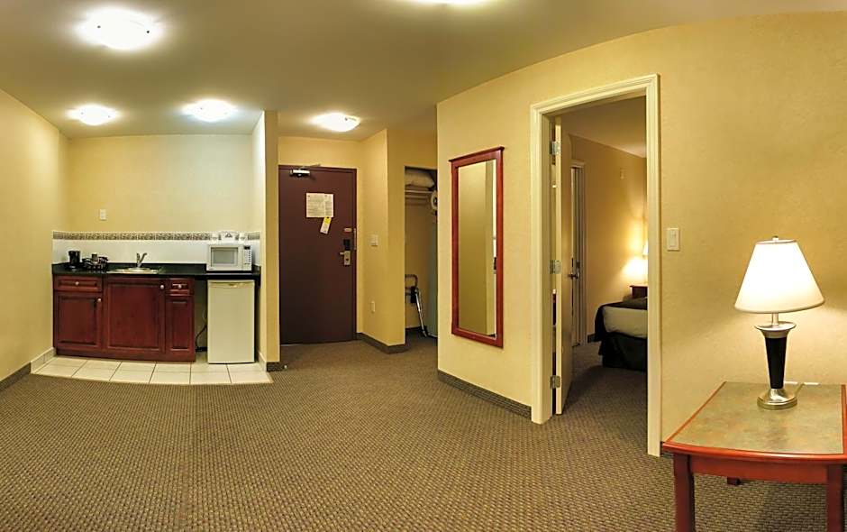 Days Inn & Suites by Wyndham Langley