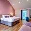 King Deluxe Ensuite with Shower-Bath and Courtyard View - Fawcett